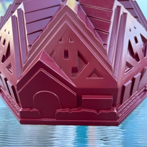 Bundt Cake Pan By Kitchen Aid Cast Aluminum Little Village Scene EUC - Picture 2 of 6